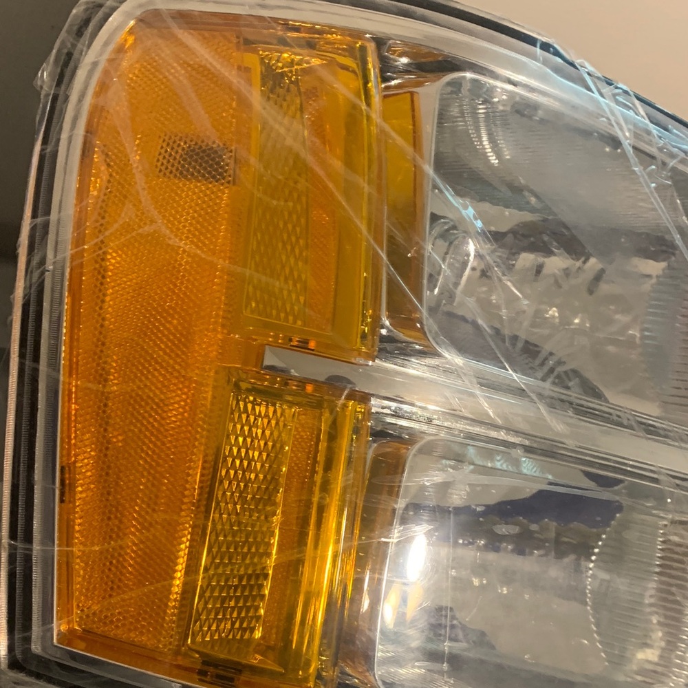 2007-2014 Sierra 1500 passengers front Headlight replacement - Picture 2 of 7